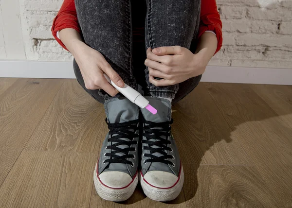 Zwangere tiener meisje of jonge wanhopige vrouw met positieve roze zwangerschapstest — Stockfoto