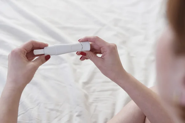 Frauenhände halten Schwangerschaftstest mit Leerraum für positives oder negatives Ergebnis — Stockfoto