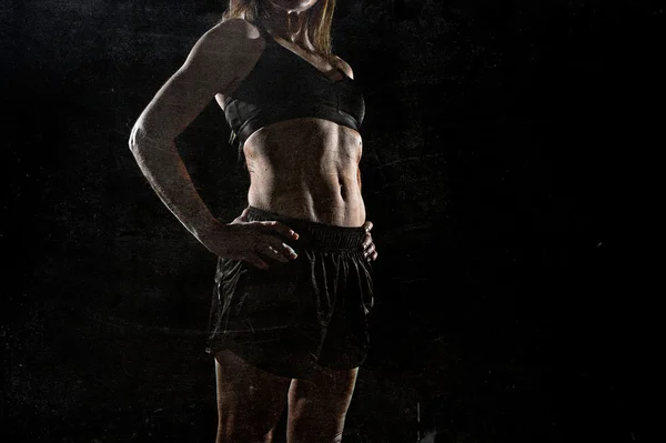 Ajuste y fuerte mujer del deporte sosteniendo posando desafiante en actitud fresca con cuerpo construido welt —  Fotos de Stock