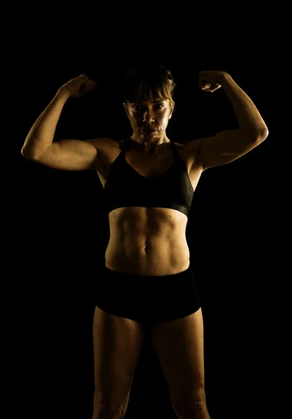 Fuerte deporte pecas mujer posando desafiante en fresco actitud con welt construido cuerpo —  Fotos de Stock