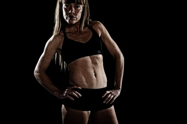 Fuerte deporte pecas mujer posando desafiante en fresco actitud con welt construido cuerpo —  Fotos de Stock