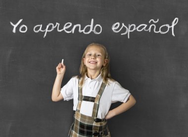 İspanyol Dili ve eğitim kavramı öğrenme çocuklarda mutlu gülümseyerek tatlı genç sarışın kız öğrenci