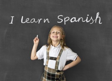 İspanyol Dili ve eğitim kavramı öğrenme çocuklarda mutlu gülümseyerek tatlı genç sarışın kız öğrenci