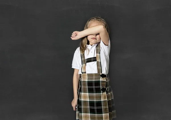 甜蜜的初中女生的金发哭得伤心学校教室黑板 — 图库照片