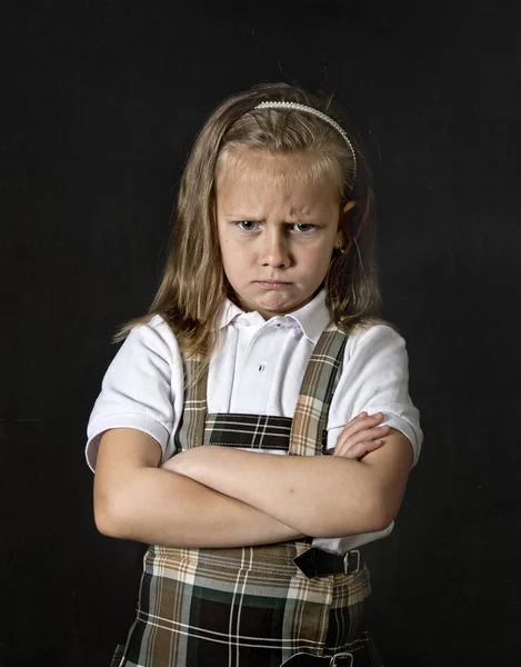 Dulce junior colegiala con pelo rubio llorando triste en frente de la escuela aula pizarra — Foto de Stock