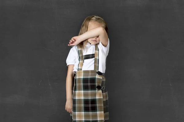 Doce júnior estudante com loira cabelo chorando triste e tímido na frente de escola classe quadro negro — Fotografia de Stock