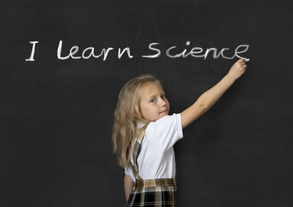 Dolce studentessa junior in piedi scrittura felice in lavagna imparo la scienza — Foto Stock