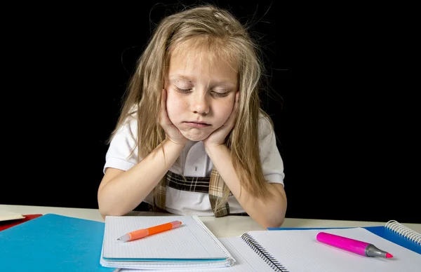 Traurig müde niedlich blond Juniorschülerin im Stress arbeiten Hausaufgaben langweilig überwältigt — Stockfoto