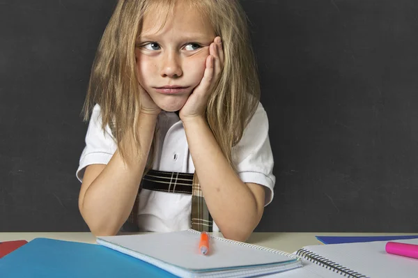 Sorgliga trött söt blond junior skolflickas stress arbete gör läxor under uttråkad överväldigad — Stockfoto