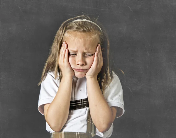 Dulce júnior colegiala llorando triste en niños educación estrés y bullying víctima — Foto de Stock