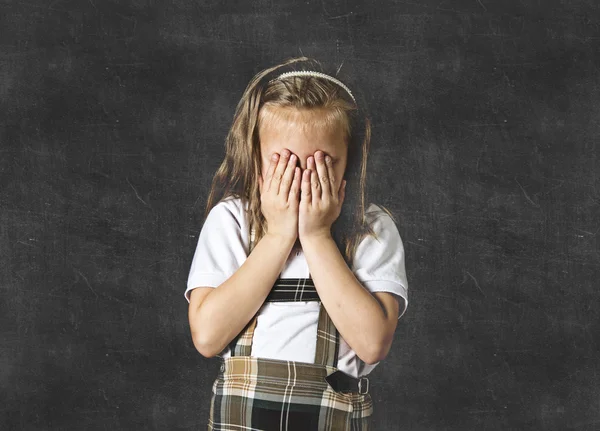 Sweet Junior schoolmeisje huilen triest in kinderen onderwijs stress en pesten slachtoffer — Stockfoto