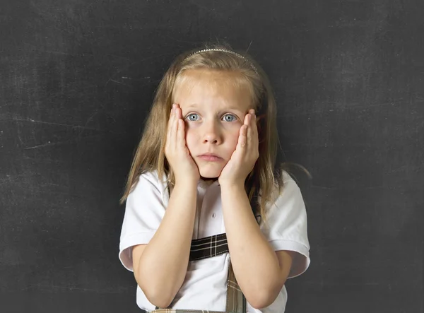 Sweet Junior schoolmeisje huilen triest in kinderen onderwijs stress en pesten slachtoffer — Stockfoto
