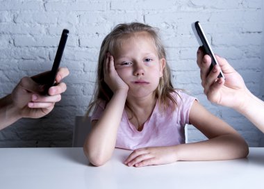 Ağ elleri küçük üzgün yoksayılan kızı sıkılmış ihmal cep telefonuyla anne bağımlısı