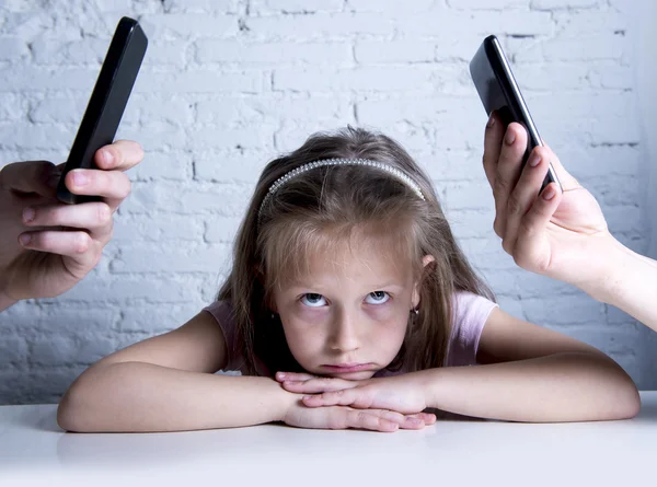 Manos de padres adictos a la red que utilizan el teléfono móvil descuidando poco triste hija ignorada aburrida — Foto de Stock