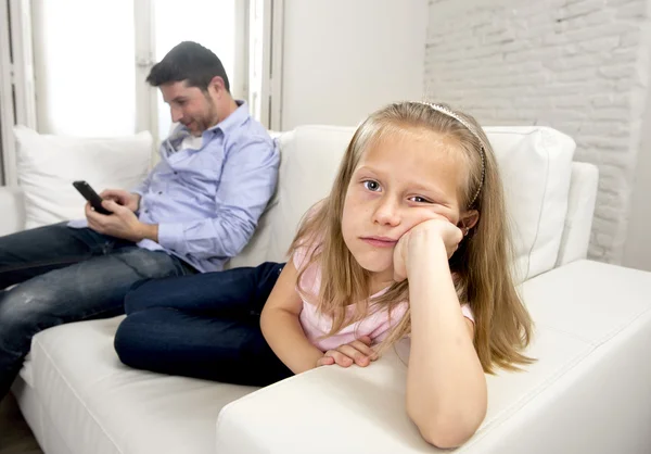 Adicto a internet padre usando el teléfono móvil ignorando pequeña hija triste aburrido solitario y deprimido — Foto de Stock