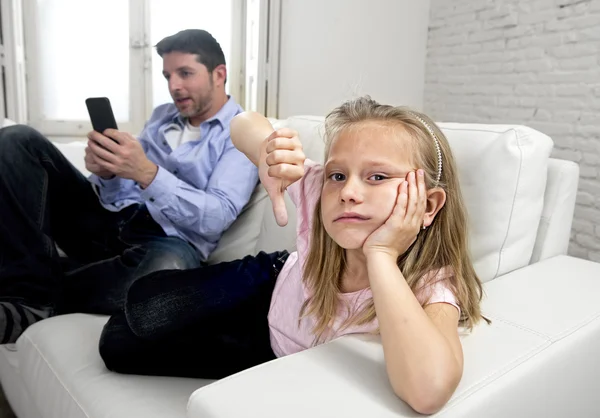 Adicto a internet padre usando el teléfono móvil ignorando pequeña hija triste aburrido solitario y deprimido — Foto de Stock