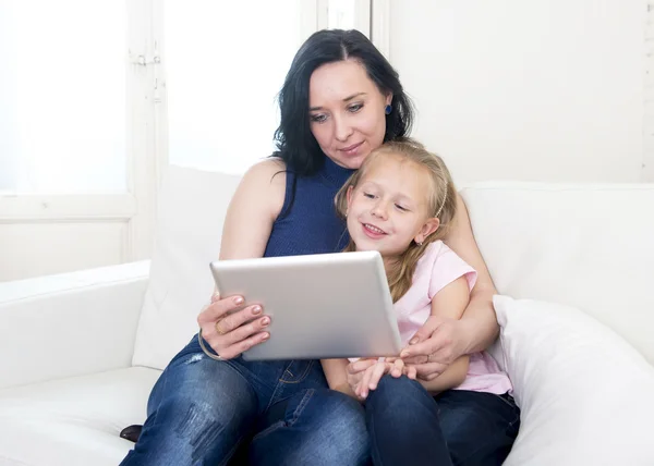 Jovem mulher atraente e doce pequena criança loira segurando tablet digital assistir internet juntos — Fotografia de Stock