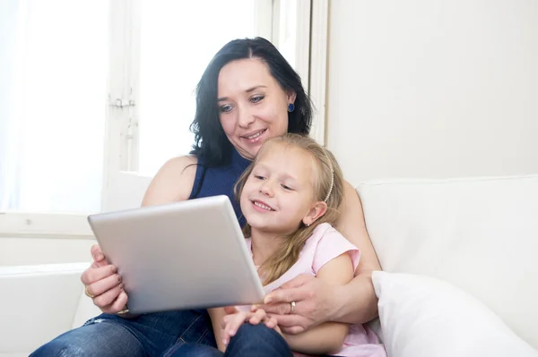 Jovem mulher atraente e doce pequena criança loira segurando tablet digital assistir internet juntos — Fotografia de Stock