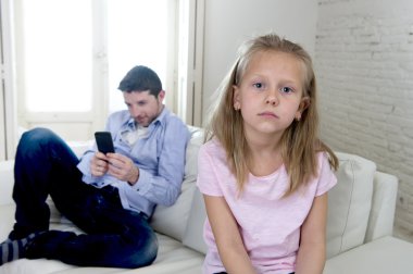 Yalnız ve depresyonda biraz üzgün kızı görmezden cep telefonuyla internet bağımlısı baba sıkılmış
