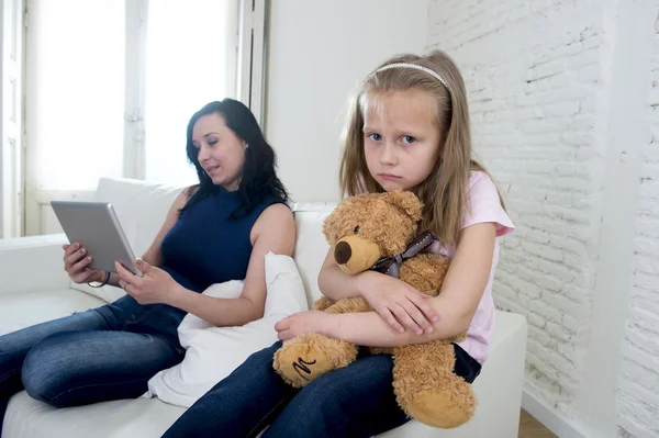 Ung mamma internet missbrukare använder digital tablet pad ignorerar lite ledsen dotter — Stockfoto