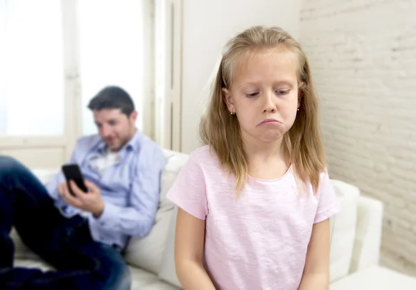 Pecandu internet ayah menggunakan ponsel mengabaikan putri kecil yang sedih bosan kesepian dan depresi — Stok Foto