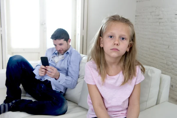 Internet addict padre utilizzando il telefono cellulare ignorando piccola figlia triste annoiato solitario e depresso — Foto Stock