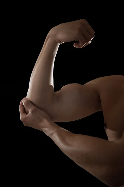 Corpo muscular homem segurando cotovelo dolorido na dor nos cuidados de saúde do corpo e medicina desportiva — Fotografia de Stock