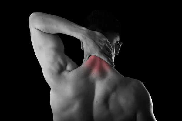 Costas jovem muscular esporte homem segurando dor no pescoço tocando massagear área cervical — Fotografia de Stock
