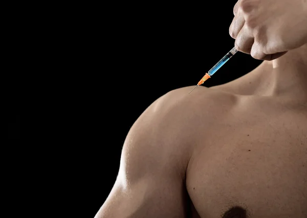 Young body building sportsman using steroids for increasing sport and athletic  performance injecting syringe shoulder — 图库照片