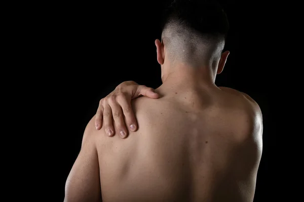 Jeune homme de sport musculaire tenant l'épaule endolorie dans la douleur toucher massage dans le stress d'entraînement — Photo