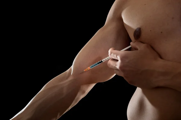 Young body building sportsman using steroids for increasing sport and athletic  performance injecting syringe in arm — Stockfoto