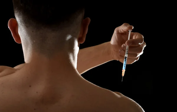 Young body building sportsman using steroids for increasing sport and athletic  performance injecting syringe shoulder — 图库照片