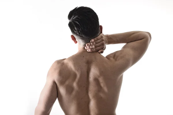 Joven musculoso hombre deportivo sosteniendo dolor de cuello masajeando zona cervical sufriendo dolor corporal —  Fotos de Stock