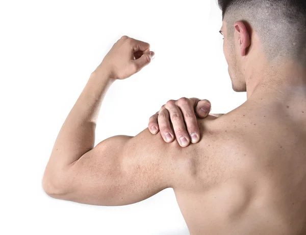 Jovem homem esporte muscular segurando ombro dolorido na dor tocando massagem no estresse treino — Fotografia de Stock