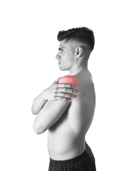 Jovem homem esporte muscular segurando ombro dolorido na dor tocando massagem no estresse treino — Fotografia de Stock