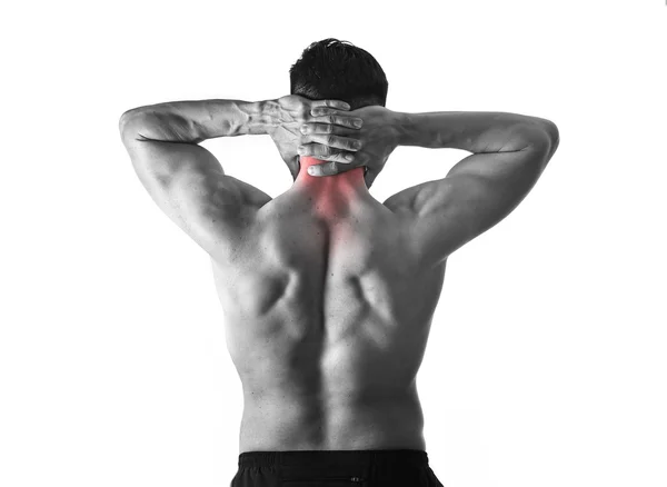 Спина молодий м'язовий спортсмен тримає біль в шиї, торкаючись масажу шийної області — стокове фото