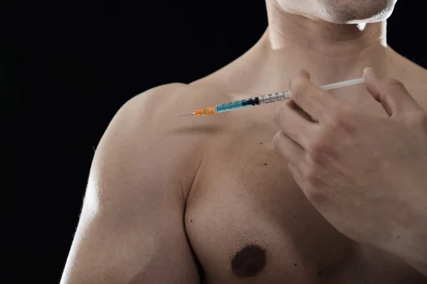 Young body building sportsman using steroids for increasing sport and athletic  performance injecting syringe shoulder — Stockfoto