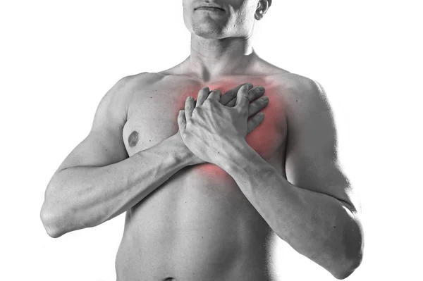 Jovem corpo forte esporte homem com as mãos em seu tronco cobrindo seu coração em dor no peito problemas coronários — Fotografia de Stock