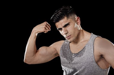  büyük ve güçlü atletik vücut ile spor adam kol bükülmüş pazı kas göğüs ve omuzgösteren poz
