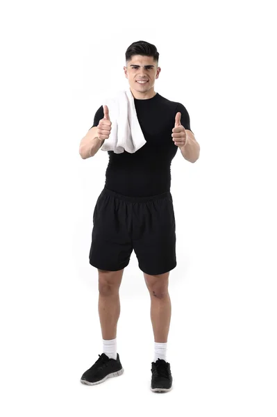 Jovem atraente esporte homem ajuste forte corpo dando polegar para cima toalha no ombro sorrindo feliz — Fotografia de Stock