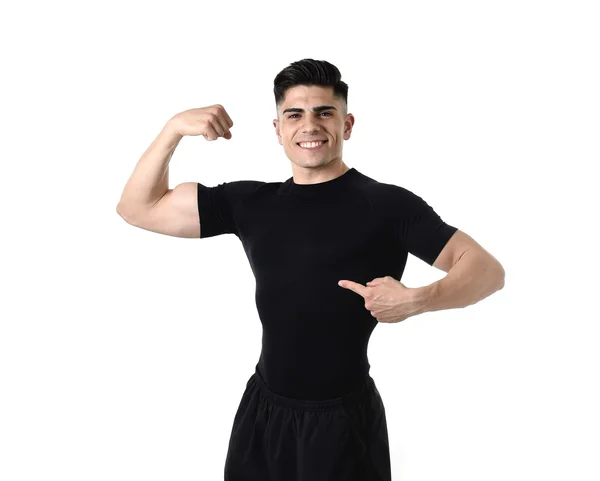 有吸引力的运动男子指着他的黑色T恤与复制空间添加健身房健身健身俱乐部标志 — 图库照片