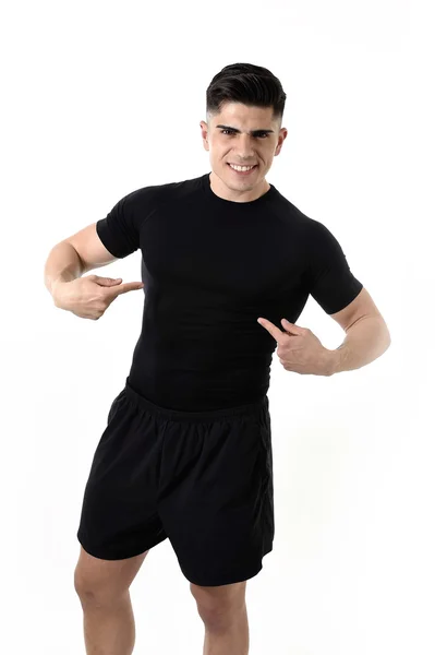 Attraktiv sport man pekar på sin svarta t-shirt med kopia utrymme för att lägga gym fitness Health Club logo — Stockfoto