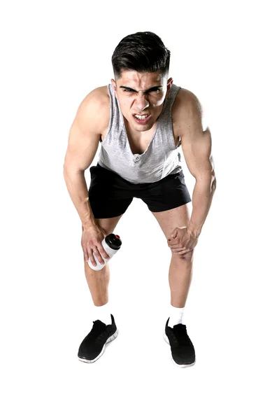 Atractivo hombre deportivo agotado y cansado húmedo y sudoroso después de entrenar duro — Foto de Stock