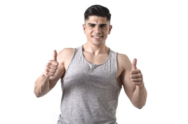 büyük ve güçlü atletik vücut başparmak pes etmek mutlu giyen singlet gülümseyen adamla çekici spor