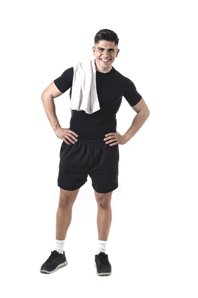Joven atractivo deporte hombre con ajuste fuerte cuerpo sosteniendo toalla en su hombro sonriendo feliz — Foto de Stock
