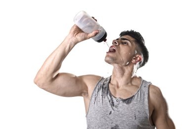 adam susamış içme suyu şişe dökme sıvı terli yüz tutan genç atletik spor 