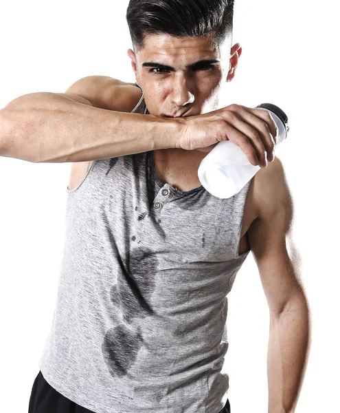 年轻的竞技体育人渴控股瓶水和汗湿的脸和湿的态 — 图库照片