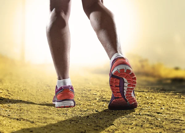 Cerrar los pies con zapatos de correr y piernas atléticas fuertes femeninas de la mujer del deporte corriendo en el entrenamiento de fitness — Foto de Stock