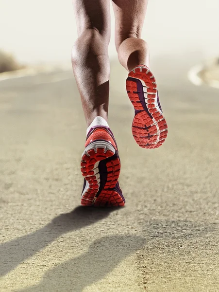 Vista trasera de cerca fuerte atlético piernas femeninas correr zapatos deporte mujer trotar —  Fotos de Stock