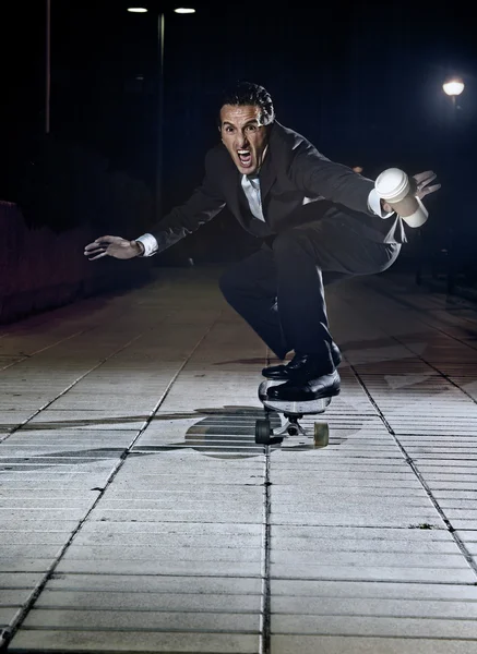 Atraktif dan sukses naik skateboard mengenakan jas dan dasi — Stok Foto
